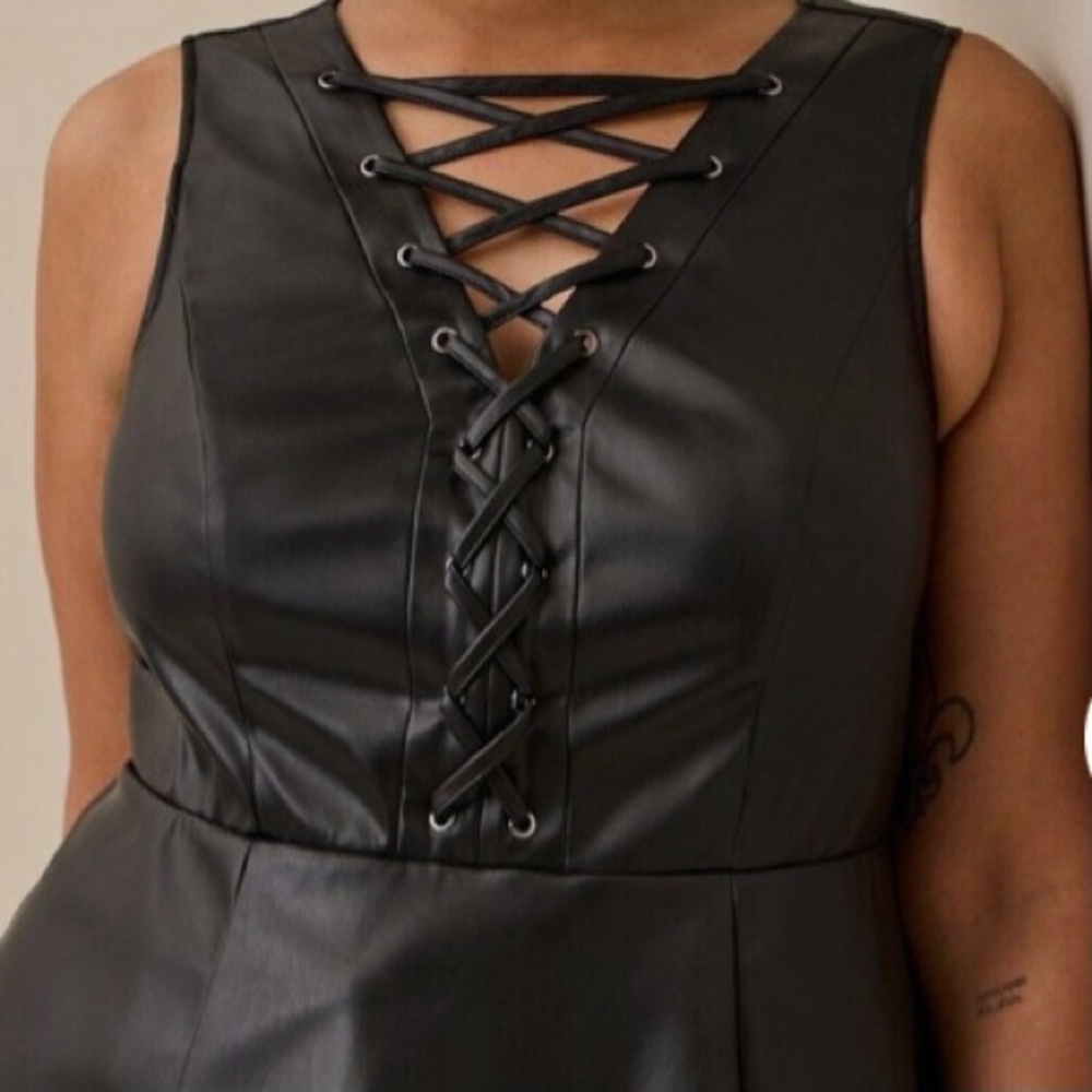 TORRID Women’s Black Faux Leather Lace Up Peplum Top Size 3 - Picture 4 of 8